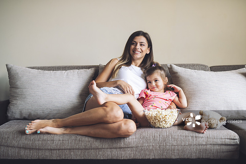 母亲和女儿在家玩耍图片素材