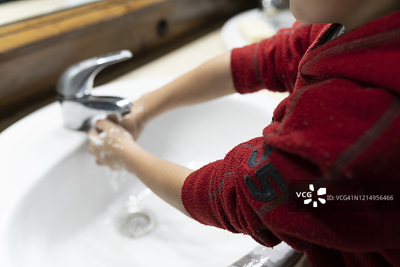 儿童在重要时刻用肥皂和水洗手图片素材