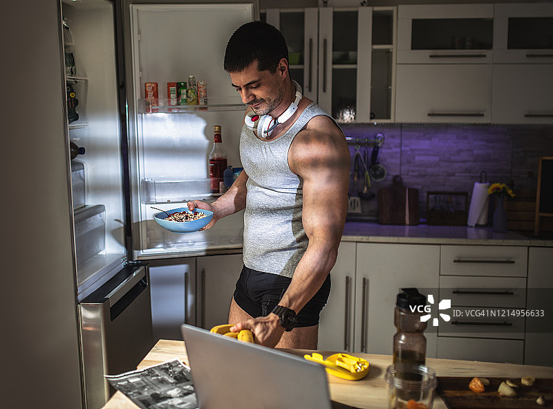 男人在厨房图片素材