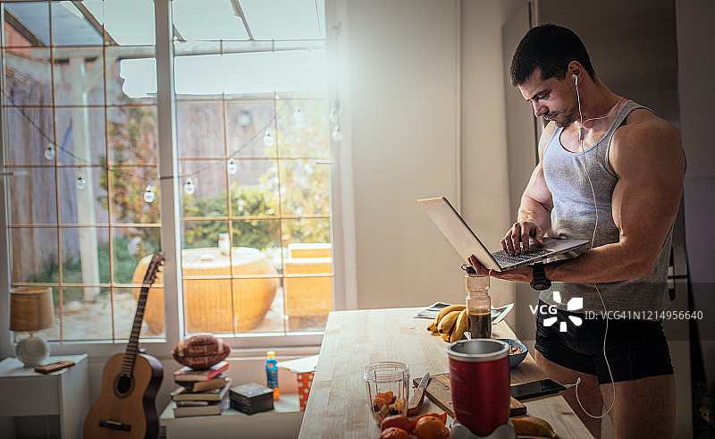 男人在厨房图片素材