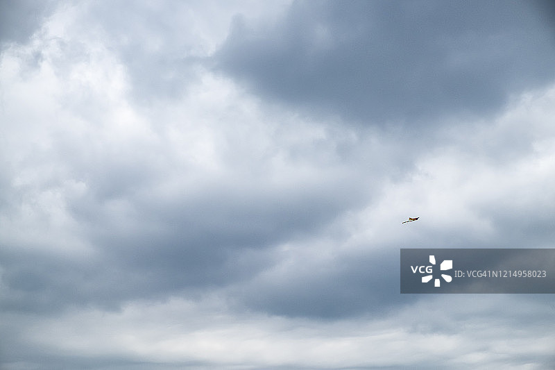 多云天空下的风筝图片素材