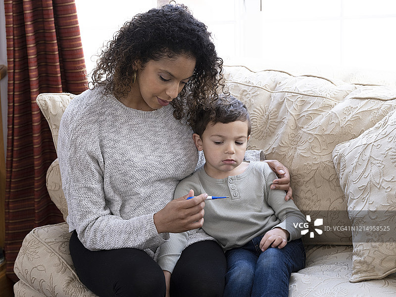 妈妈和生病的儿子在沙发上图片素材