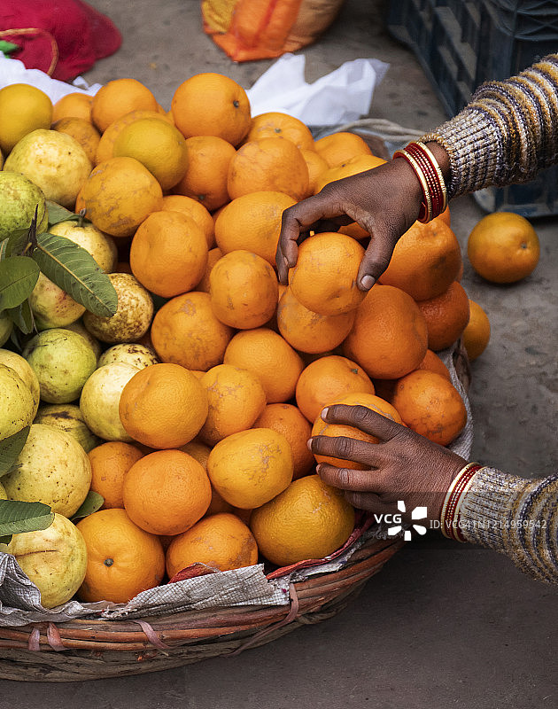 特写，街头小贩的水果。图片素材