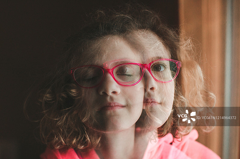 卷发女孩的双重曝光图片素材