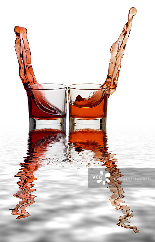 在白色背景的水面上举杯敬酒图片素材