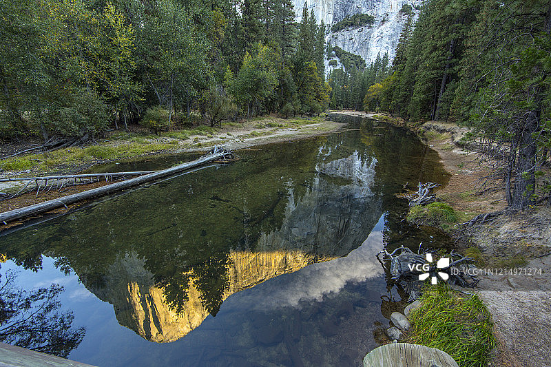 优胜美地国家公园酋长岩的河中倒影图片素材