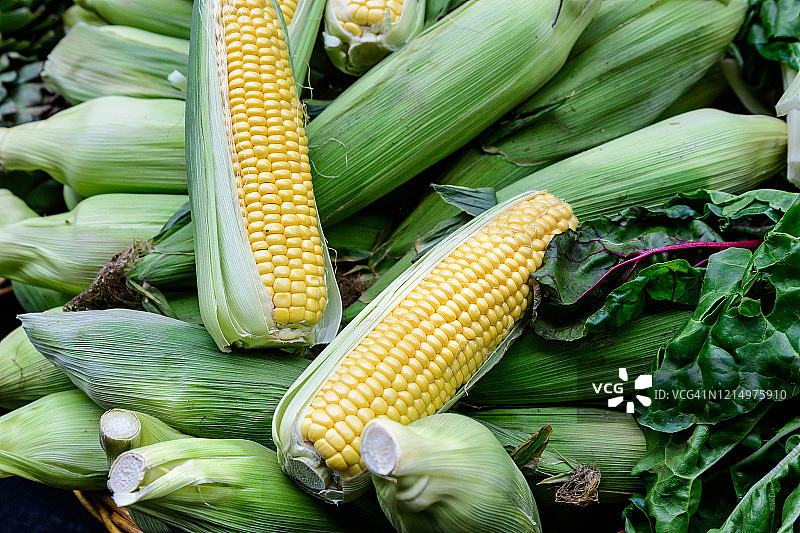 街头食品市场上出售的绿色有机甜玉米，从农场运来，健康食品的俯视图，柔焦拍摄图片素材
