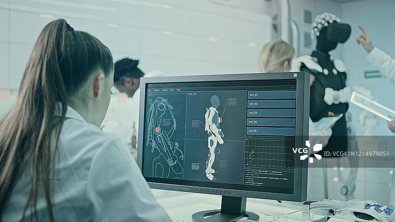 科学家在实验室研究动力外骨骼项目图片素材