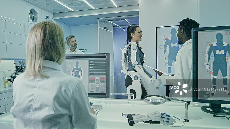 科学家在实验室研究动力外骨骼项目图片素材