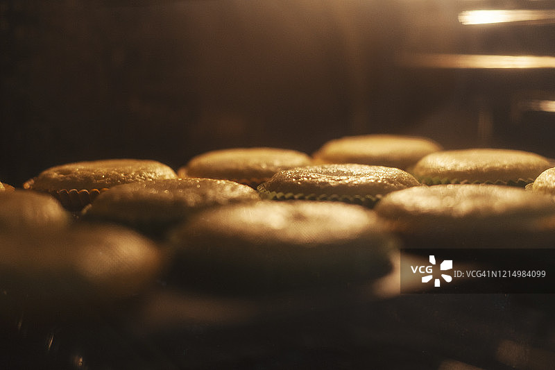 烤箱里的自制松饼图片素材