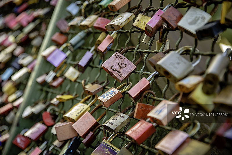 金色阳光下霍亨索伦桥上挂着的爱情锁图片素材