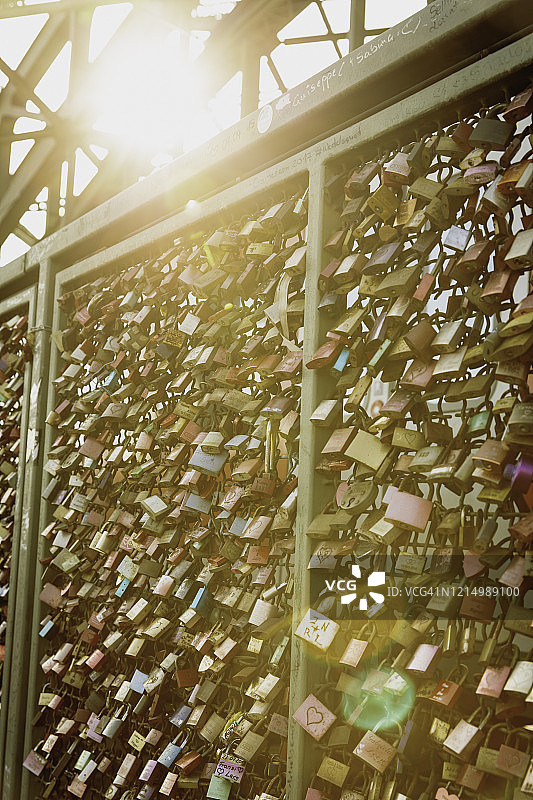 金色阳光下，霍亨索伦桥上的爱情锁与镜头光晕图片素材