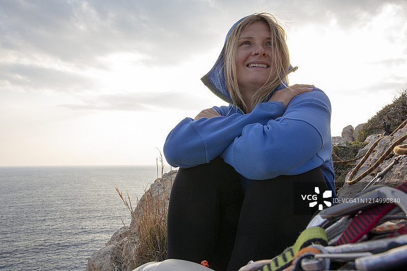 女登山者在山脊上放松图片素材