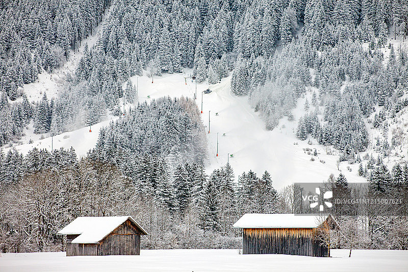 冬季巴伐利亚阿尔卑斯山小屋，德国图片素材