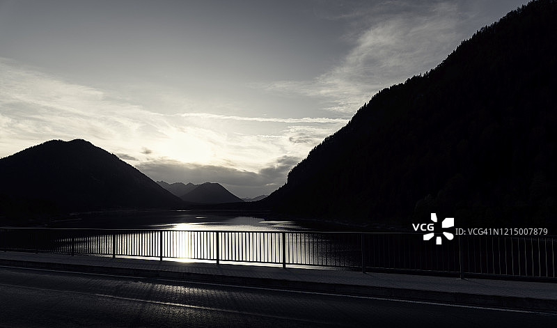 西尔文施泰因湖日落时的桥梁图片素材