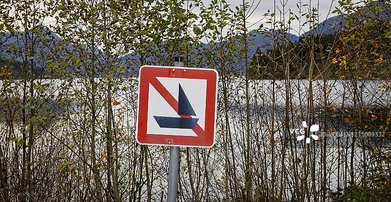 瓦chen湖禁止划船标志图片素材