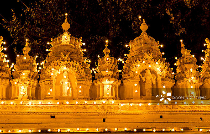 印度南部灯光璀璨的迈索尔宫殿细节图片素材