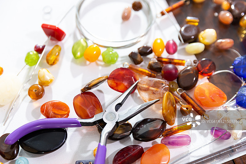彩色珠子和尖嘴钳特写照片图片素材