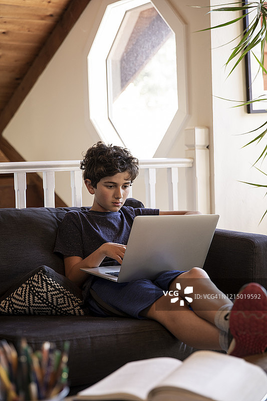 疫情期间在家上网课的孩子图片素材