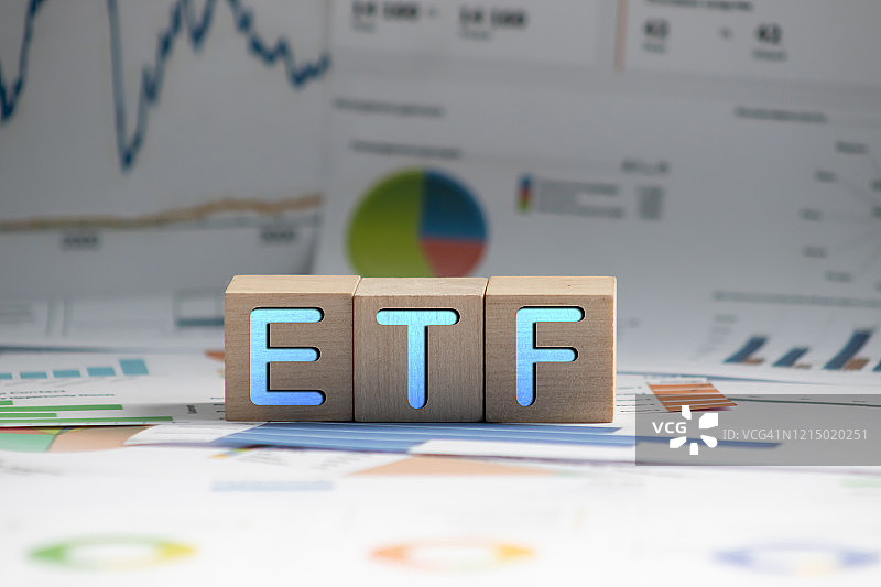 黑色方块上的ETF或交易所交易基金文本图片素材