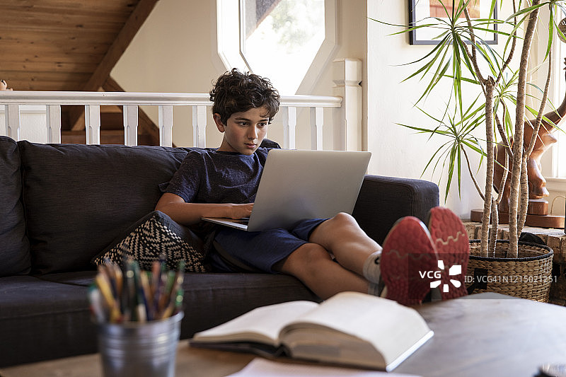 疫情期间在家上网课的孩子图片素材