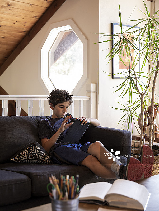 疫情期间在家使用设备的儿童图片素材