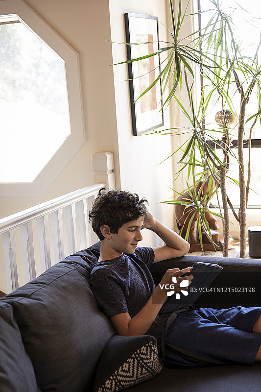 疫情期间在家使用设备的儿童图片素材