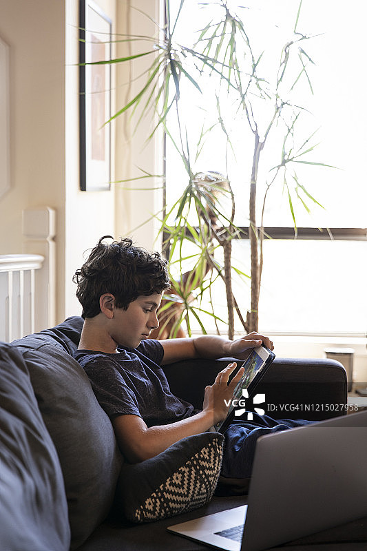 疫情期间在家使用设备的儿童图片素材