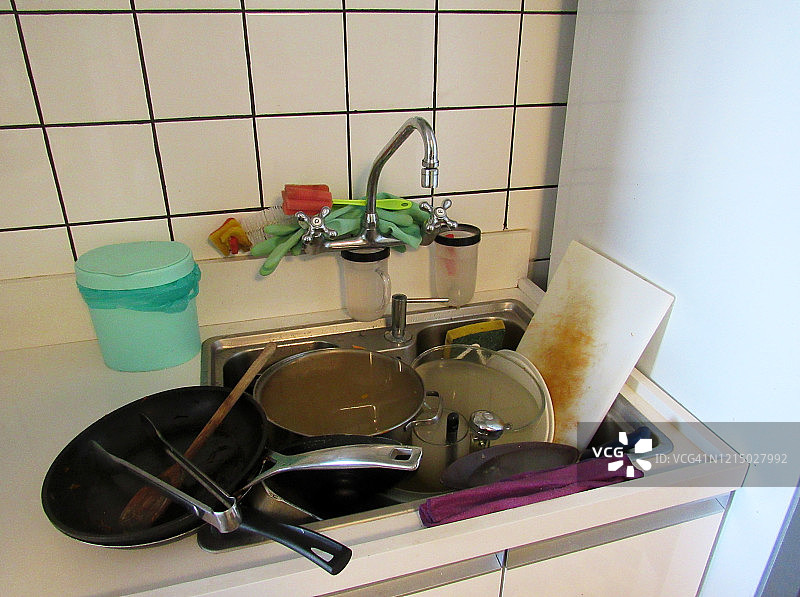 装满待洗碗碟的水槽图片素材