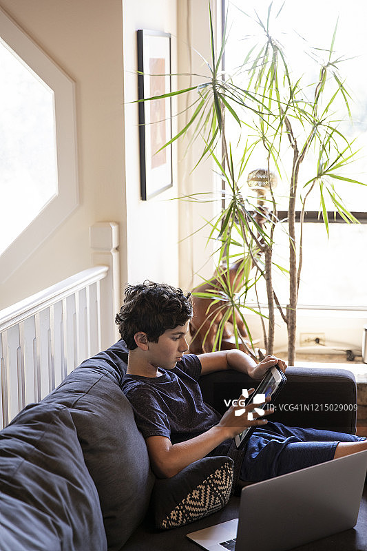 疫情期间在家使用设备的儿童图片素材