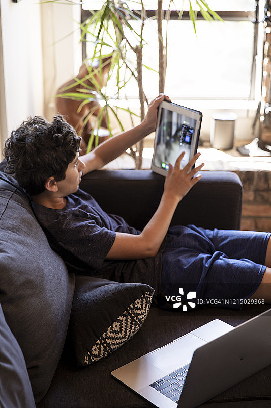 疫情期间在家使用设备的儿童图片素材