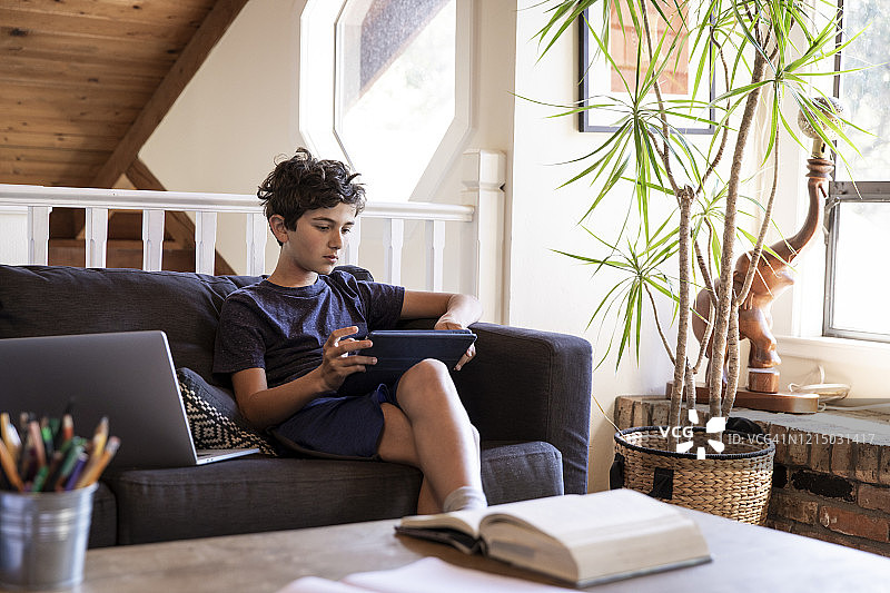 疫情期间在家使用设备的儿童图片素材