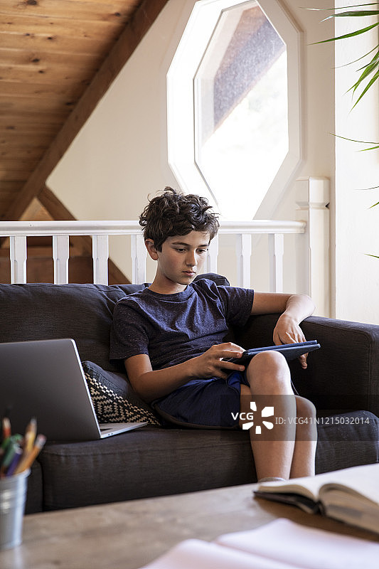 疫情期间在家使用设备的儿童图片素材