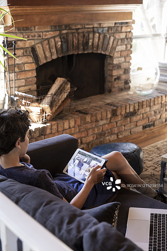 疫情期间儿童在家参加学校视频会议图片素材