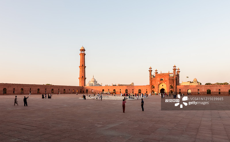 拉合尔巴德夏希清真寺或皇家清真寺的巨大庭院日落景观。图片素材