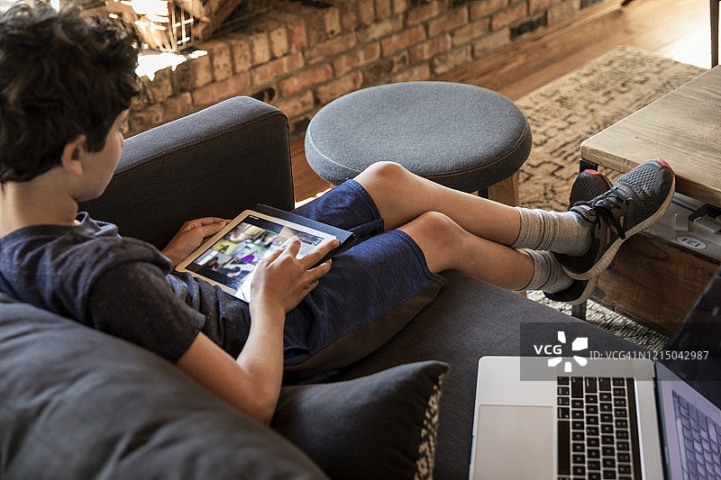 疫情期间儿童在家参加学校视频会议图片素材