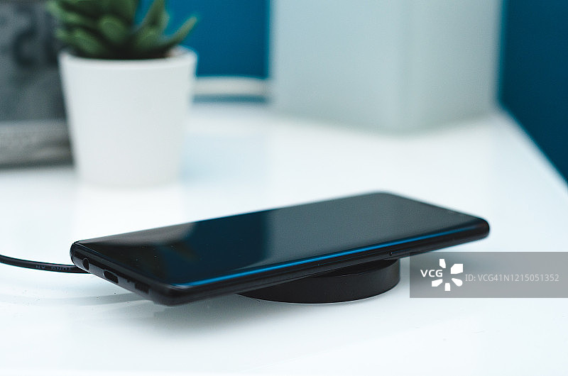 无线设备给手机充电图片素材