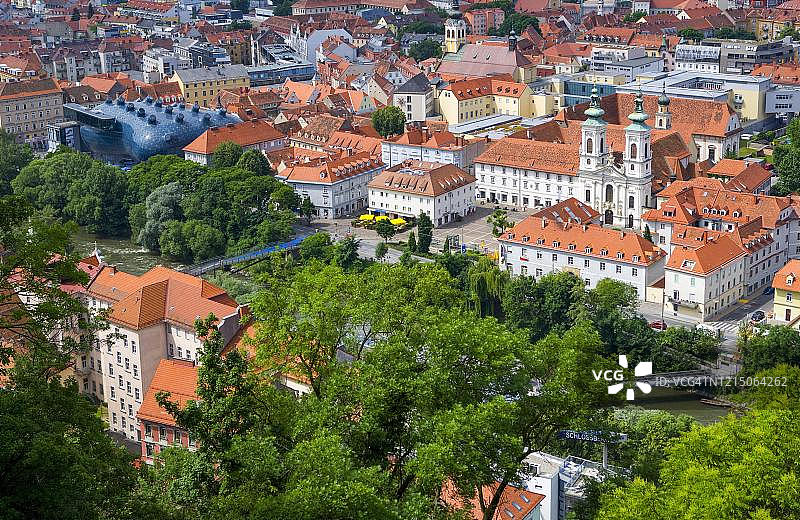 从格拉茨城堡山眺望格拉茨艺术馆、朝圣教堂图片素材