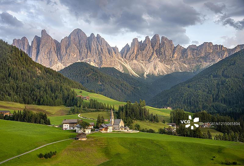 圣马格达莱纳教堂，Villnoesstal，盖斯勒山脉背景，圣马格达莱纳，博尔扎诺，南蒂罗尔，意大利图片素材