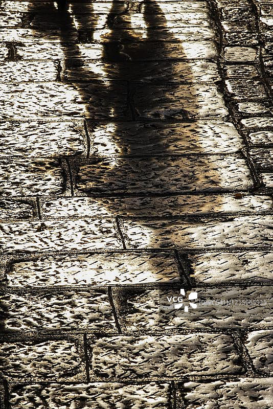 克罗地亚克尔克岛的鹅卵石路面和人影图片素材