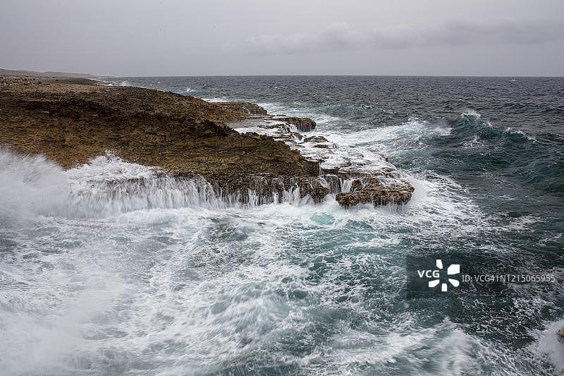 库拉索谢特博卡国家公园的博卡手枪，海浪拍打海岸图片素材