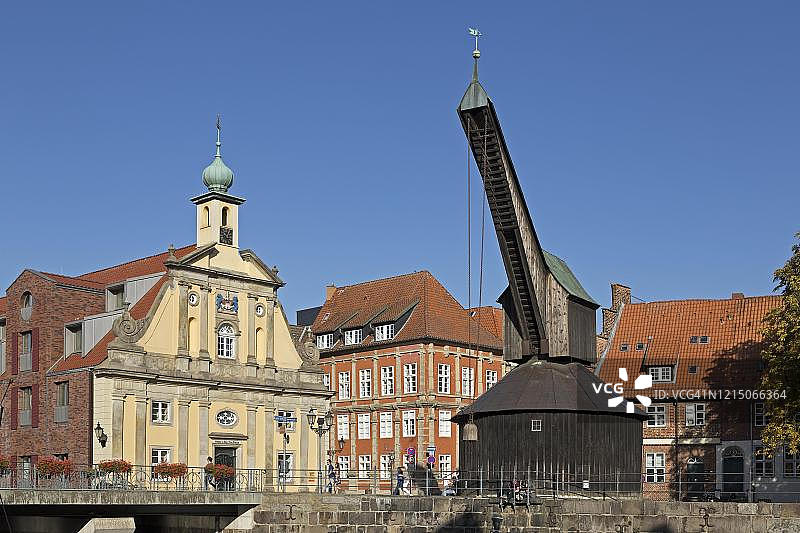 德国下萨克森州吕讷堡老城区老港口的阿尔特斯考夫豪斯酒店和老起重机图片素材