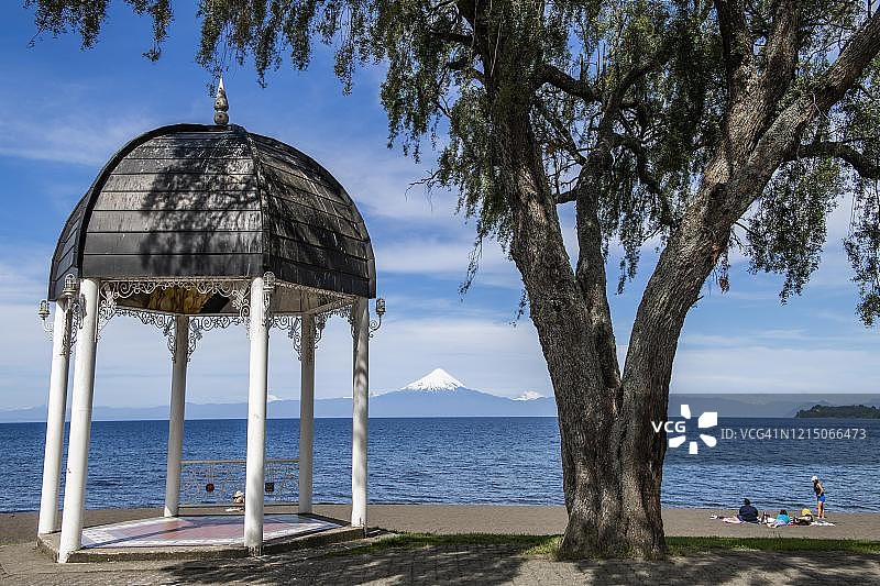 智利 Llanquihue 湖畔亭台与奥索诺火山图片素材