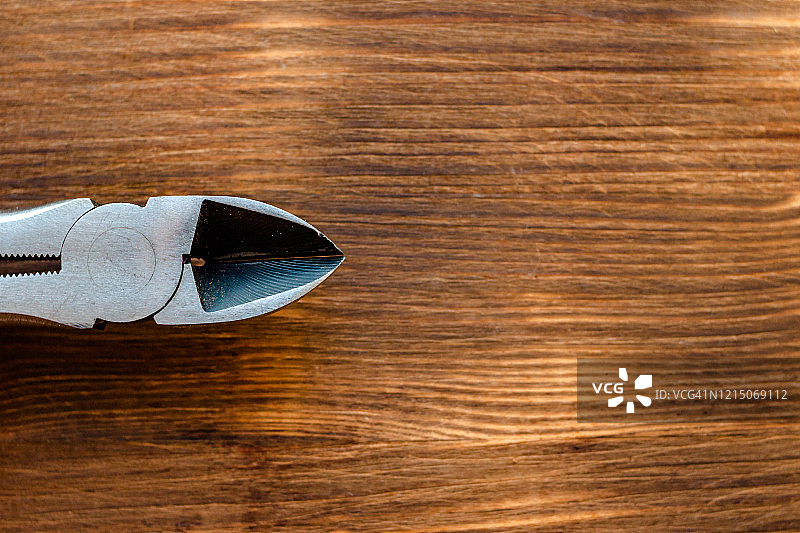 棕色木质背景上的旧维修工具钳子 - 劳动节概念图片素材