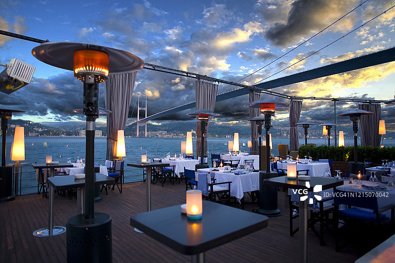 土耳其伊斯坦布尔博斯普鲁斯海峡的豪华餐厅和夜总会图片素材