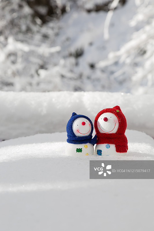 雪地里的两个雪人，冬季图片素材