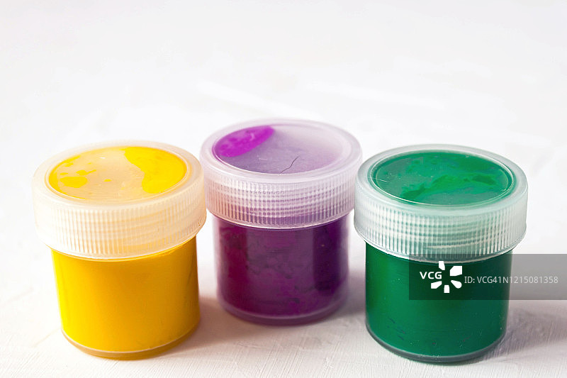 罐装颜料和浅白色背景图片素材