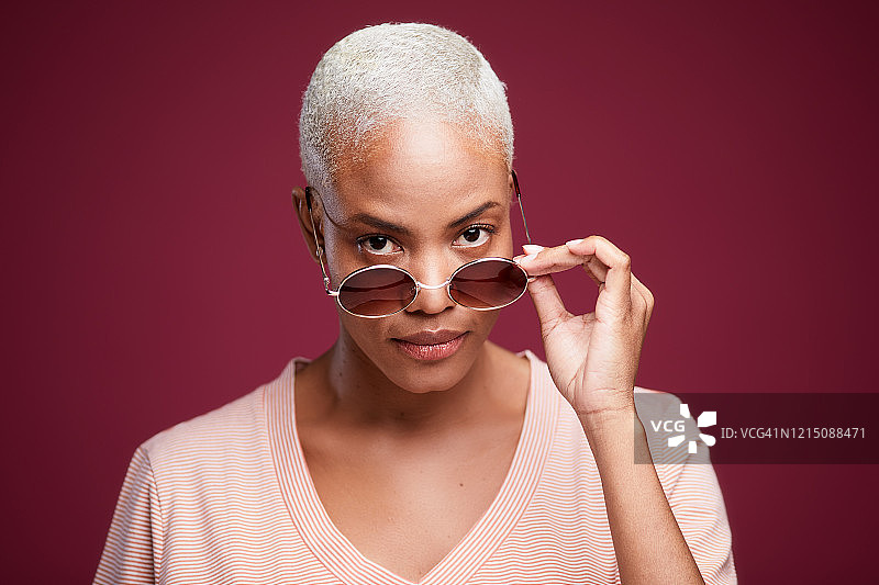 戴着太阳镜的年轻西班牙裔女子肖像图片素材