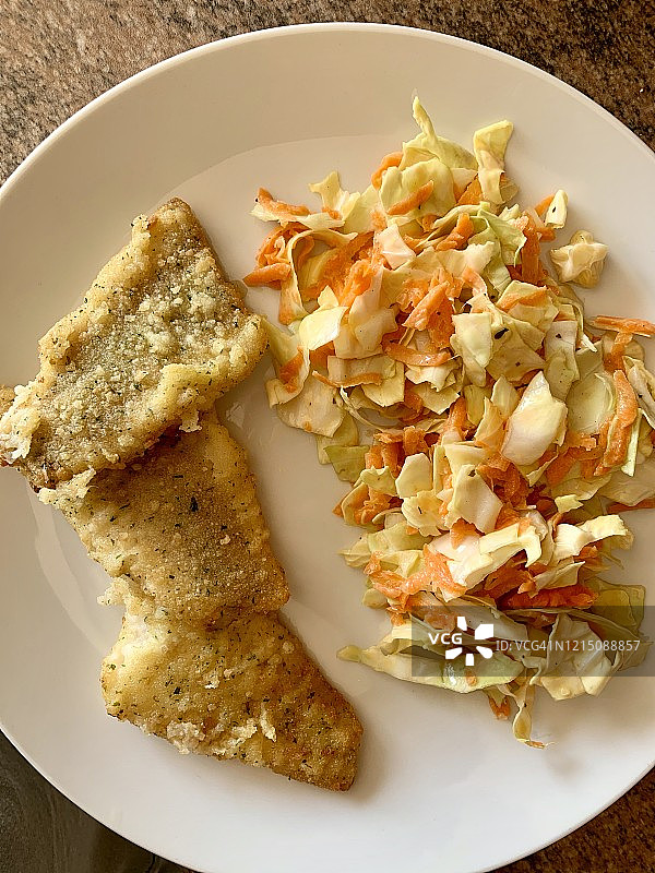 烤鱼片配生菜胡萝卜沙拉图片素材