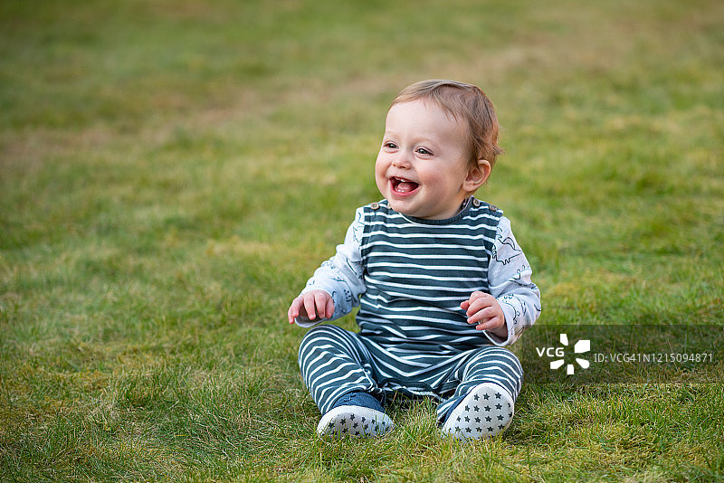 10个月大的男婴露出牙齿微笑图片素材